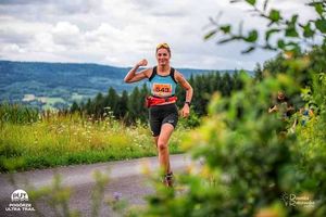 policjantka biorąca udział w biegu