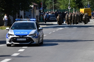 Uczestnicy obchodów Święta Wojska Polskiego w Rzeszowie podczas uroczystości w Parku Jedności Polonii z Macierzą.