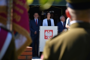 Uczestnicy obchodów Święta Wojska Polskiego w Rzeszowie podczas uroczystości w Parku Jedności Polonii z Macierzą.