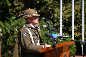 Uczestnicy obchodów Święta Wojska Polskiego w Rzeszowie podczas uroczystości w Parku Jedności Polonii z Macierzą.
