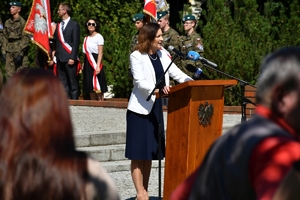 Uczestnicy obchodów Święta Wojska Polskiego w Rzeszowie podczas uroczystości w Parku Jedności Polonii z Macierzą.
