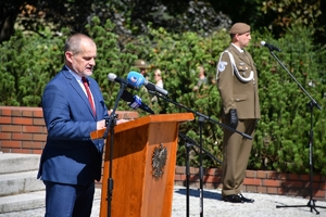 Uczestnicy obchodów Święta Wojska Polskiego w Rzeszowie podczas uroczystości w Parku Jedności Polonii z Macierzą.