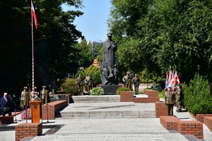 Uczestnicy obchodów Święta Wojska Polskiego w Rzeszowie podczas uroczystości w Parku Jedności Polonii z Macierzą.