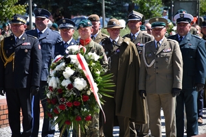 Uczestnicy obchodów Święta Wojska Polskiego w Rzeszowie podczas uroczystości w Parku Jedności Polonii z Macierzą.