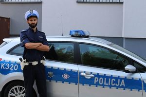 Policjant z Tarnobrzega stojący przy radiowozie
