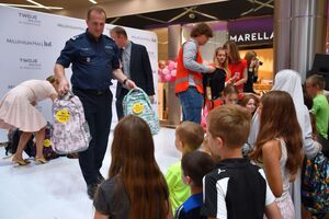 Rozdawanie tornistrów dzieciom w galerii handlowej