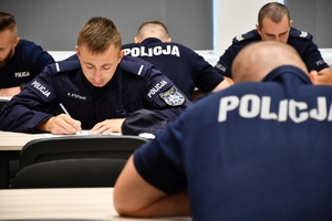 Policjanci podczas rozpoczęcia konkursu - w sali wykładowej.
