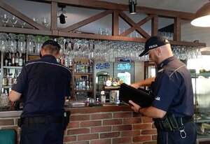 Plakat kampanii „Alkohol- ograniczona dostępność”, oraz funkcjonariusze kontrolujący placówki handlowe