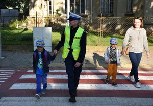Policjanci z dziećmi podczas działań - Bezpieczna droga do szkoły