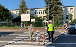 Policjanci z dziećmi podczas działań &amp;quot;Bezpieczna droga do szkoły&amp;quot;