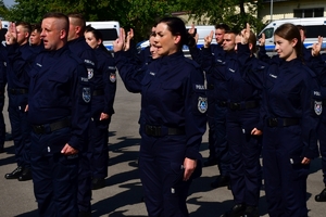 Policjanci podczas uroczystego ślubowania na placu