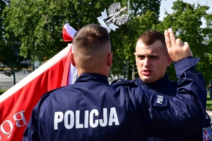 Policjanci podczas uroczystego ślubowania na placu