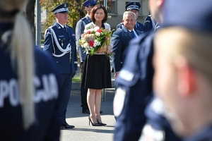 Policjanci podczas uroczystego ślubowania na placu OPP w Rzeszowie