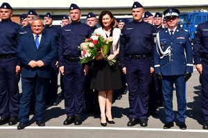 Policjanci podczas uroczystości ślubowania na placu OPP w Rzeszowie
