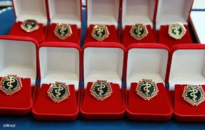 na zdjęciu odznaczenia w furerałach