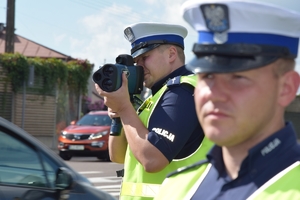 Policjanci podczas działań przy drodze krajowej nr 94