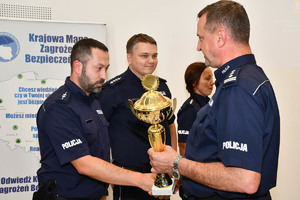Policjanci i zaproszeni goście podczas uroczystego wręczenia nagród w auli Oddziału Prewencji Policji w Rzeszowie