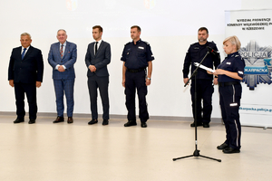 Policjanci i zaproszeni goście podczas uroczystego wręczenia nagród w auli Oddziału Prewencji Policji w Rzeszowie