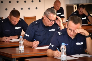 Policjanci podczas konkursu Dyżurny Roku w auli Komendy Wojewódzkiej Policji w Rzeszowie