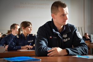 Policjanci podczas konkursu na najlepszego oskarżyciela publicznego, funkcjonariusze umundurowani, w auli komendy wojewódzkiej.