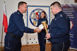 Policjanci podczas konkursu na najlepszego oskarżyciela publicznego, funkcjonariusze umundurowani, w auli komendy wojewódzkiej.