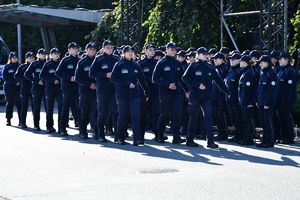 Policjanci i uczestnicy święta bezpieczeństwa podczas prezentacji stoisk na parkingu przed WSPiA.