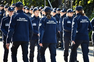 Policjanci i uczestnicy święta bezpieczeństwa podczas prezentacji stoisk na parkingu przed WSPiA.