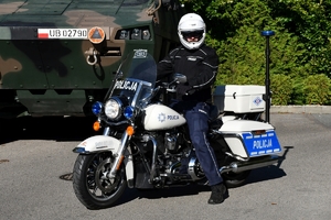 Policjanci i uczestnicy święta bezpieczeństwa podczas prezentacji stoisk na parkingu przed WSPiA.