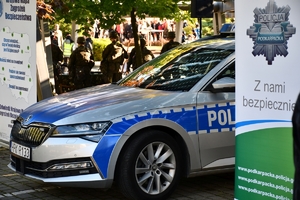 Policjanci i uczestnicy święta bezpieczeństwa podczas prezentacji stoisk na parkingu przed WSPiA.