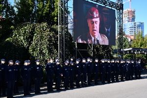 Policjanci i uczestnicy święta bezpieczeństwa podczas prezentacji stoisk na parkingu przed WSPiA.