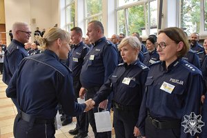 policjanci ustawieni w szeregu odbierają gratulacje