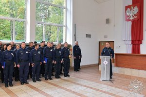 ustawieni na sali w szyku policjanci obok przy mównicy I Zastępca Komendanta Głównego Policji