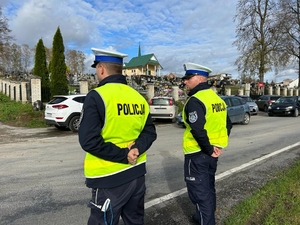 policjanci w czasie akcji Wszystkich świętych