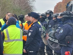 Policjanci podczas działań związanych z protestem