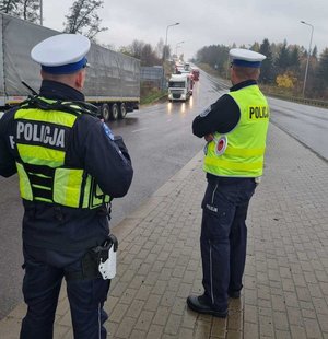 Policjanci dbają o bezpieczeństwo w związku z protestem przewoźników