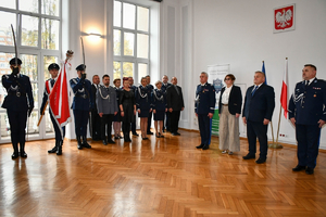 Policjanci i policjantki odbierają awanse i odznaczenia w auli Komendy Wojewódzkiej Policji w Rzeszowie