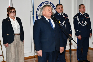 Policjanci i policjantki odbierają awanse i odznaczenia w auli Komendy Wojewódzkiej Policji w Rzeszowie