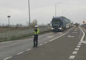 Policjanci dbający o bezpieczeństwo w ruchu drogowym w związku z protestem przewoźników