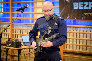 Policjant podczas spotkania muzycznego w szkole