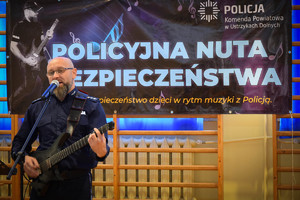 Policjant podczas spotkania muzycznego w szkole