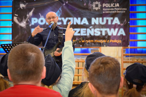 Policjant podczas spotkania muzycznego w szkole