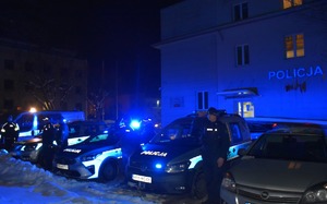 Policjanci z komend miejskich i powiatowych oddali hołd poległym na służbie kolegom. Pora nocna, włączone sygnały świetlne i dźwiękowe