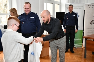 Zastępca Komendanta Wojewódzkiego Policji w Rzeszowie wraz z zaproszonymi gośćmi podczas wręczenia nagród laureatom konkursu w auli Komendy Wojewódzkiej Policji w Rzeszowie.