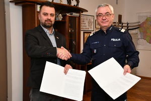 Podpisanie porozumienia o współpracy podkarpackiej Policji z Organizacją Międzyzakładową NSZZ „Solidarność” Funkcjonariuszy i Pracowników Policji Województwa Podkarpackiego. Podpisy na dokumencie składają nadinsp. Dariusz Matusiak komendant wojewódzki i Marcin Pawlus przewodniczący związku zawodowego.