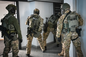 Policyjni kontrterroryści podczas ćwiczeń