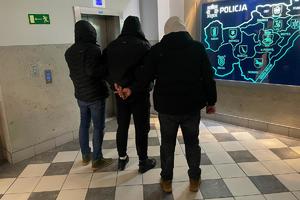 Policjanci prowadzą zatrzymanego