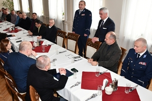 Policjanci i zaproszeni goście podczas spotkania opłatkowego