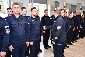 Policjanci podczas spotkania opłatkowego z komendantem