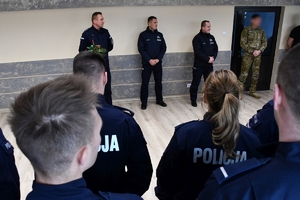 Policjanci podczas spotkania opłatkowego z komendantem