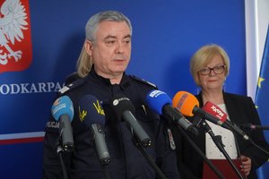 Posiedzenie Wojewódzkiego Zespołu Zarządzania Kryzysowego. Przed mikrofonem mężczyzna w policyjnym mundurze - Komendant Wojewódzki Policji w Rzeszowie nadinsp. Dariusz Matusiak